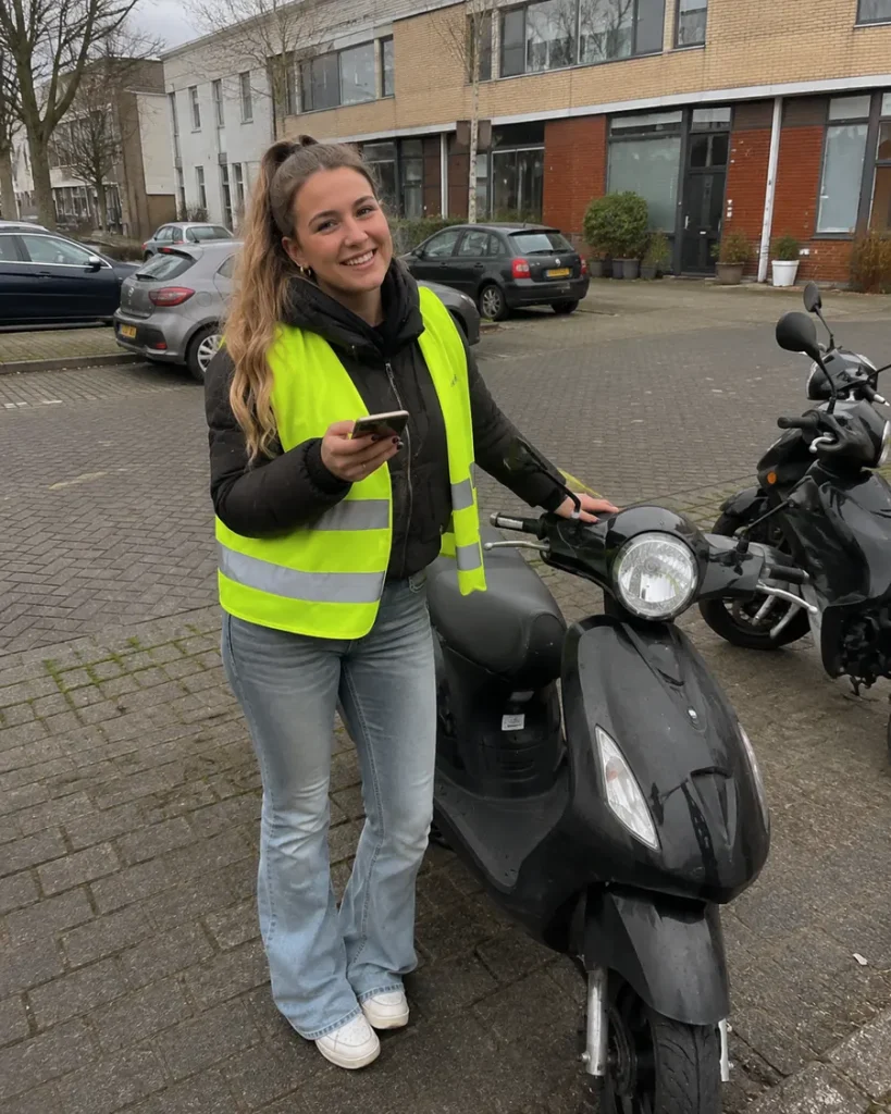 Leerling op een lesscooter in het verkeer